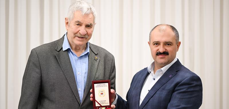 Президент НОК Виктор Лукашенко наградил Ивана Едешко медалью "За выдающиеся заслуги".